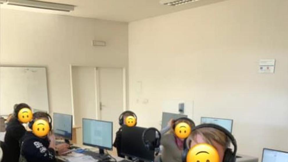 Studenti v rouškách ve třídách - 1