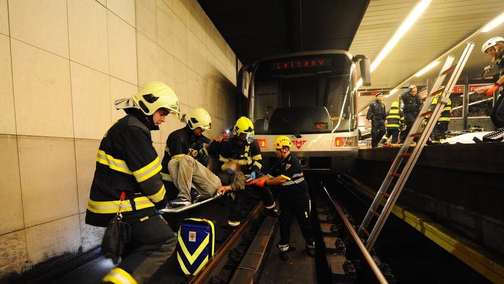 Vyprošťování muže zaklíněného pod soupravou metra na Florenci - 3