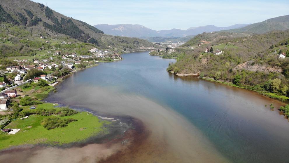 Znečištěné Jablanické jezero (7)