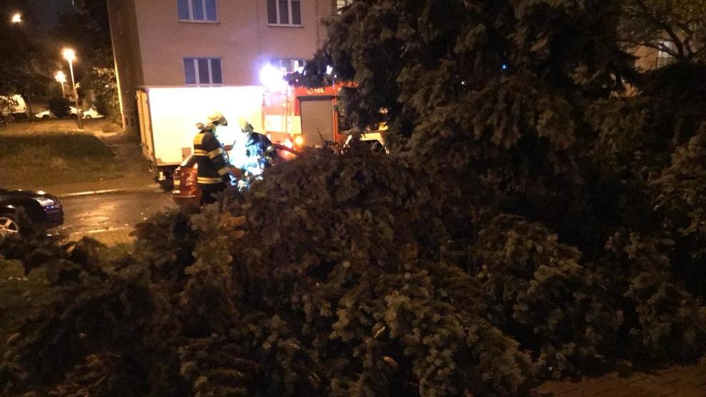 Noční zásahy hasičů kvůli silné bouři - 6
