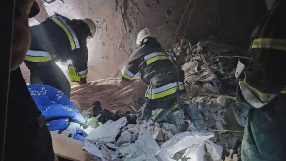 Rusové zaútočili na dům v Oděse. Obětí je nejméně 14, pod troskami zůstali lidé