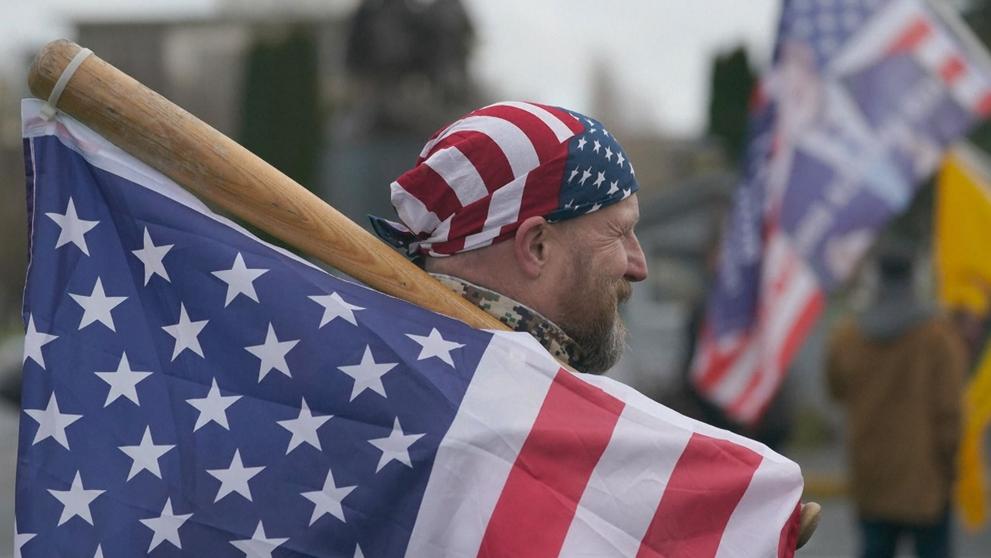 Příznivci Trumpa násilím vnikli do Kapitolu - 9
