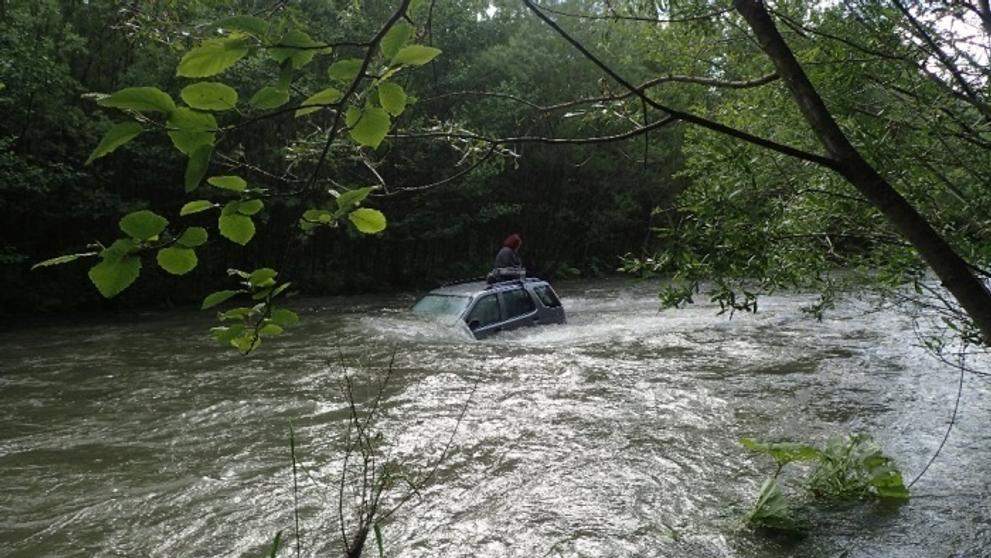 Záchrana a vytažení auta u brodu přes Morávku - 1