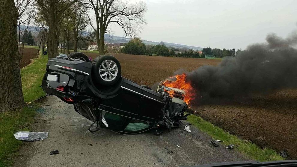 Osobní automobil po sřetu s dalším vozem začal hořet
