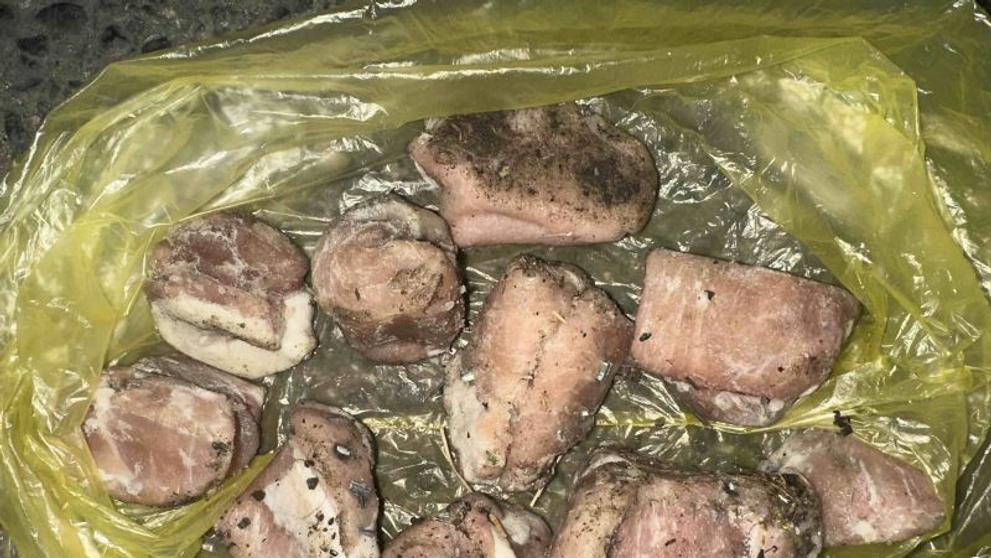 Kusy masa s hřebíky u Libeňského mostu