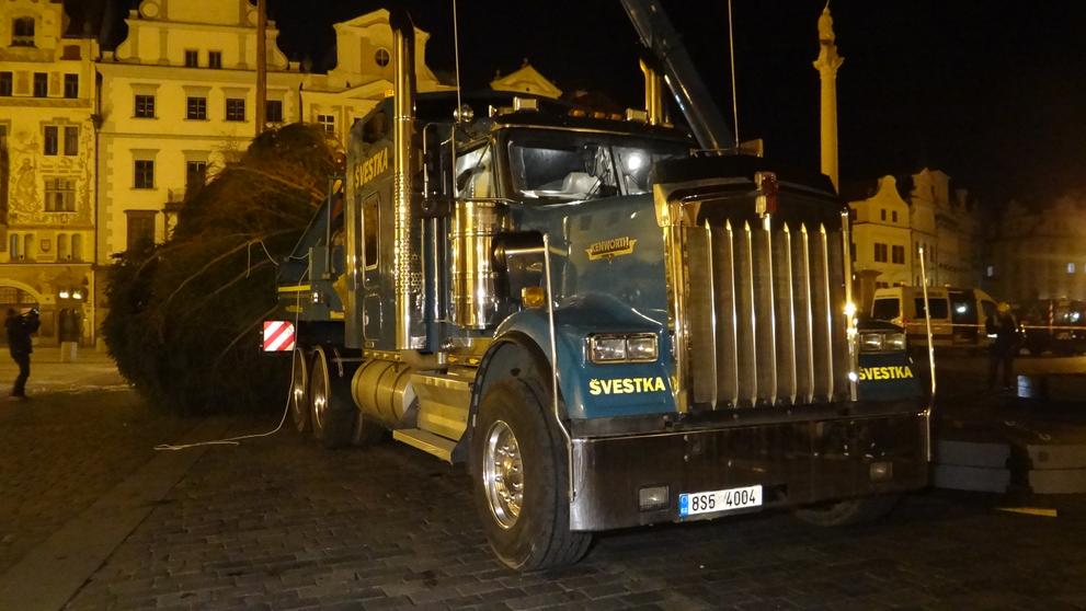 Strom přijel tradičně noblesním tahačem