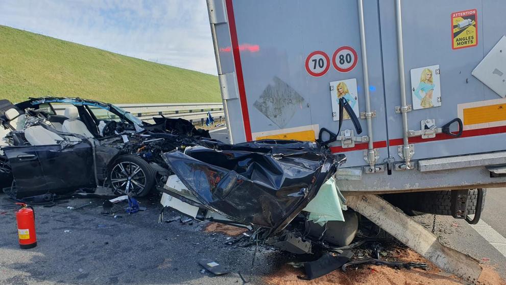 Auto na dálnici D3 narazilo do stojící kolony kamionů