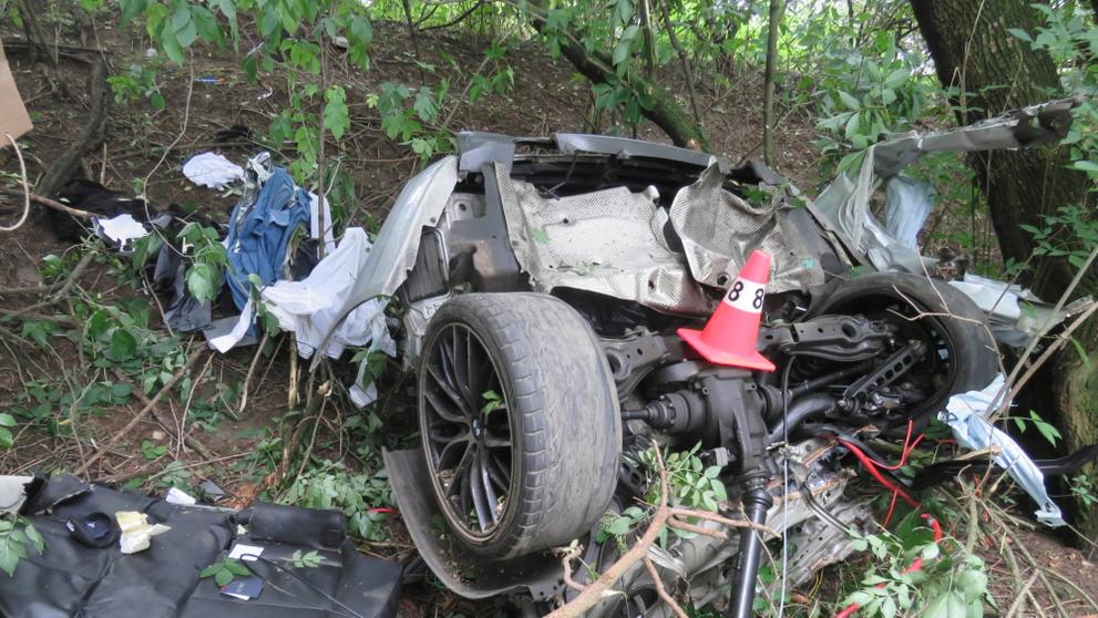 Mladík narazil do stromu, z auta zůstaly trosky