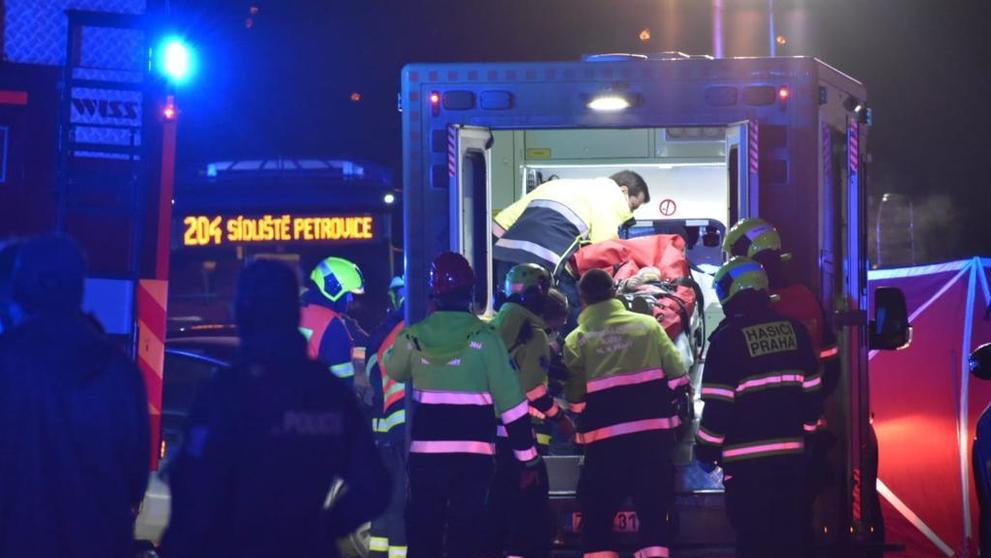 Při tragické nehodě v Praze zemřeli dva muži, zranilo se 10leté dítě - 16