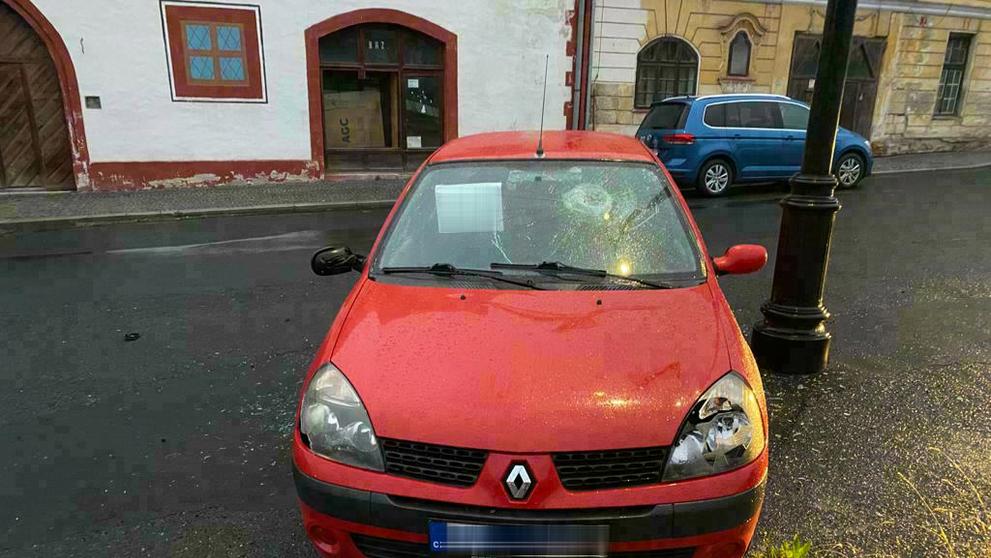 Muž na Sokolovsku poničil sekerou zaparkované vozidlo - 2