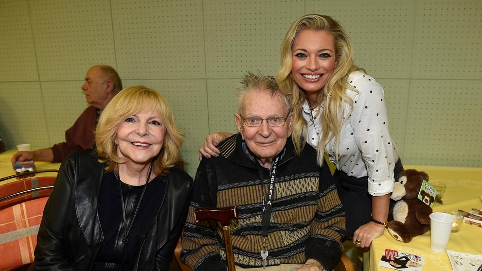 Hana Zagorová, Jan Skopeček a Lucie Borhyová v Domově seniorů Nová slunečnice (20. 12. 2017)