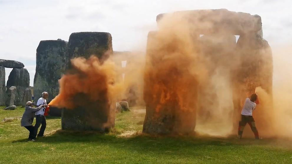 Aktivisté posprejovali Stonehenge (1)