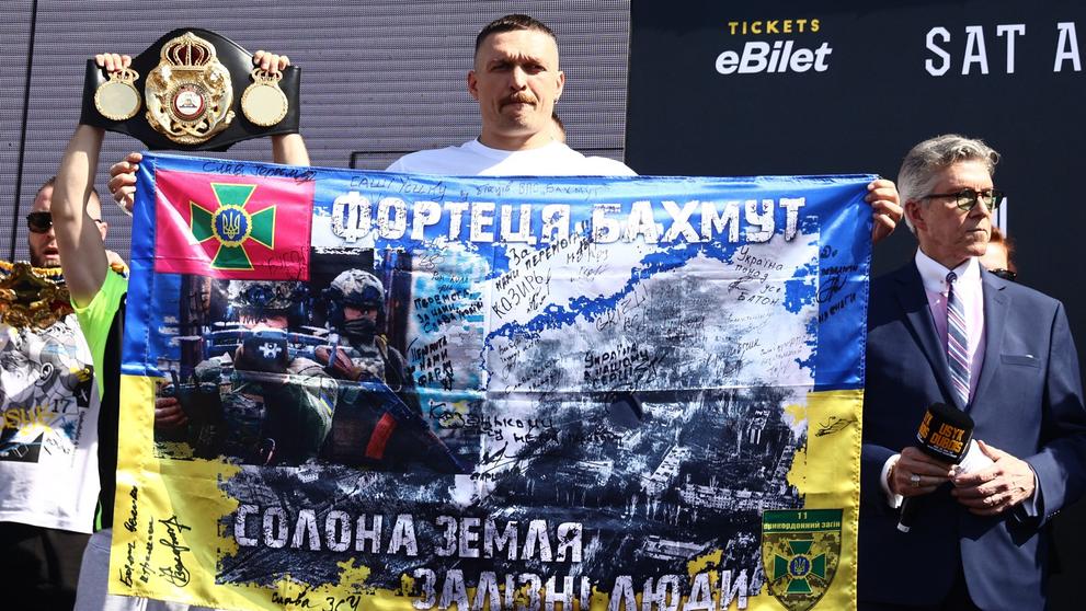 Oleksandr Usyk s ukrajinskou vlajkou