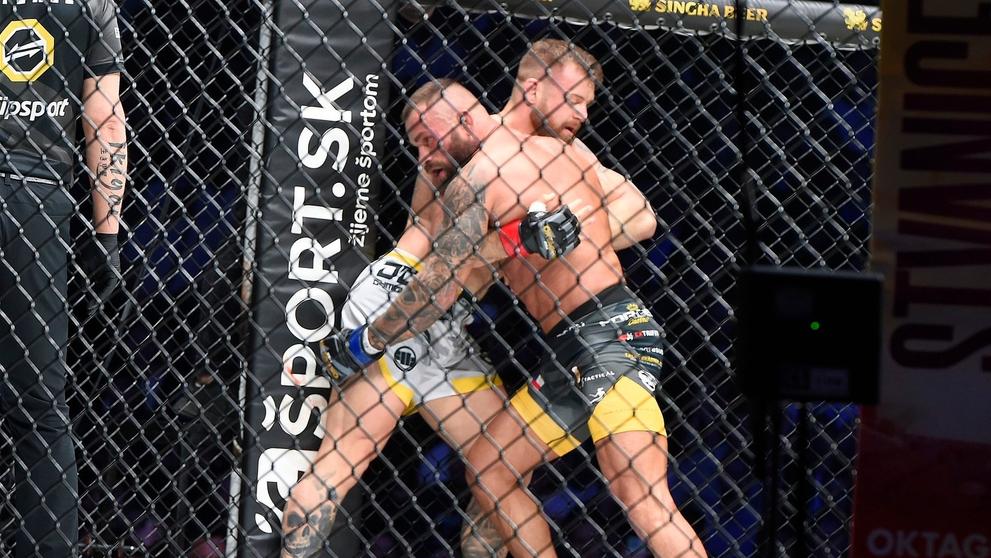 Karlos Vémola (vpravo) a Patrik Kincl v kleci (cropped)