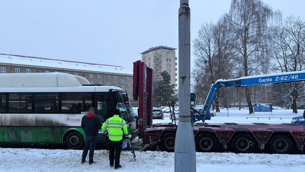 Střet autobusu s nákladním automobilem v Havířově