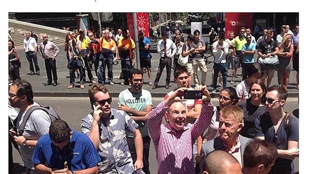Lidé si pořizují selfie před obleženou kavárnou v Sydney - 4