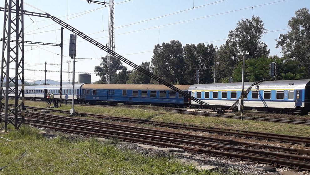 Na Brněnsku vykolejil vlak, cestující museli evakuovat