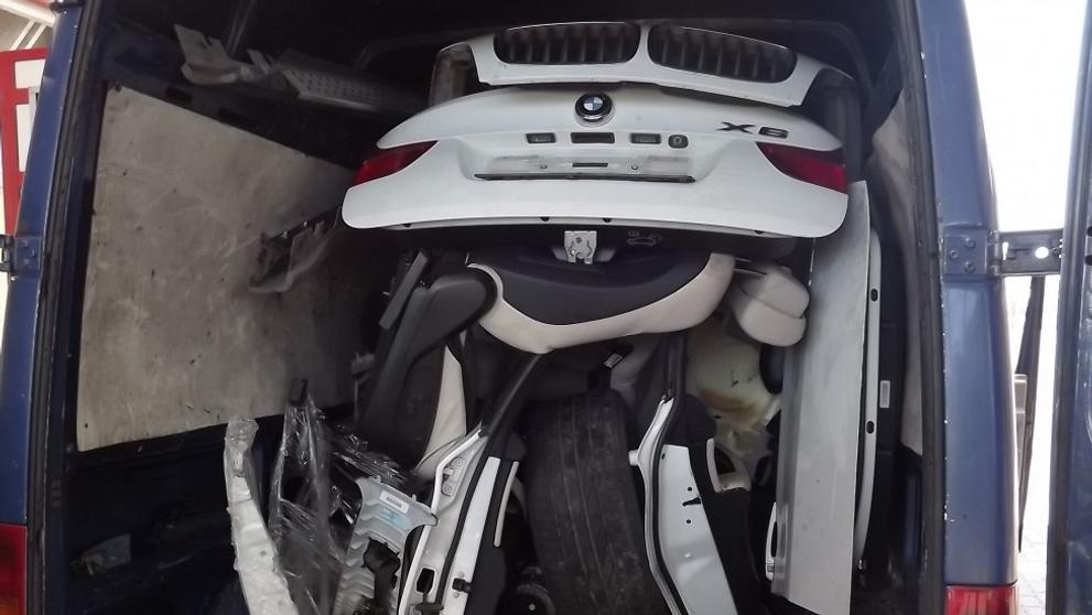 Rumun vezl rozebrané BMW X6 v dodávce