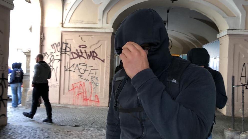 Zadržení cizinci, kteří napadli v centru Prahy číšníka - 2
