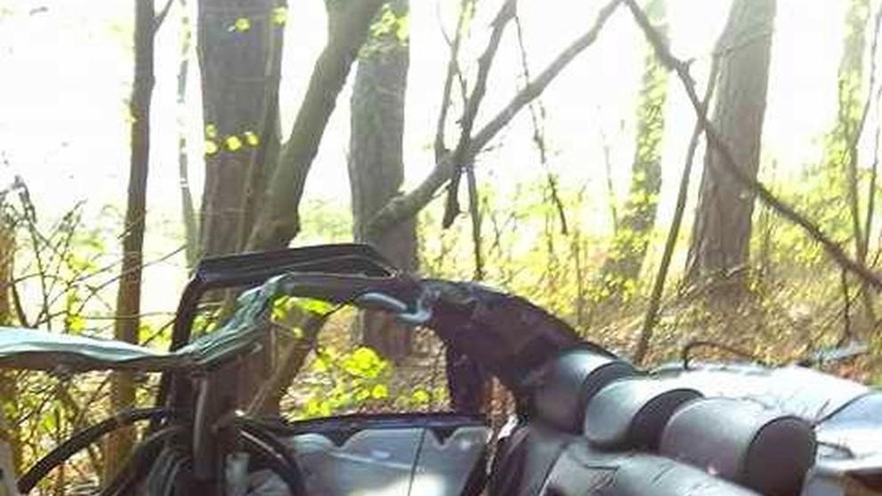 Auto se rozpadlo, řidič přežil - 1