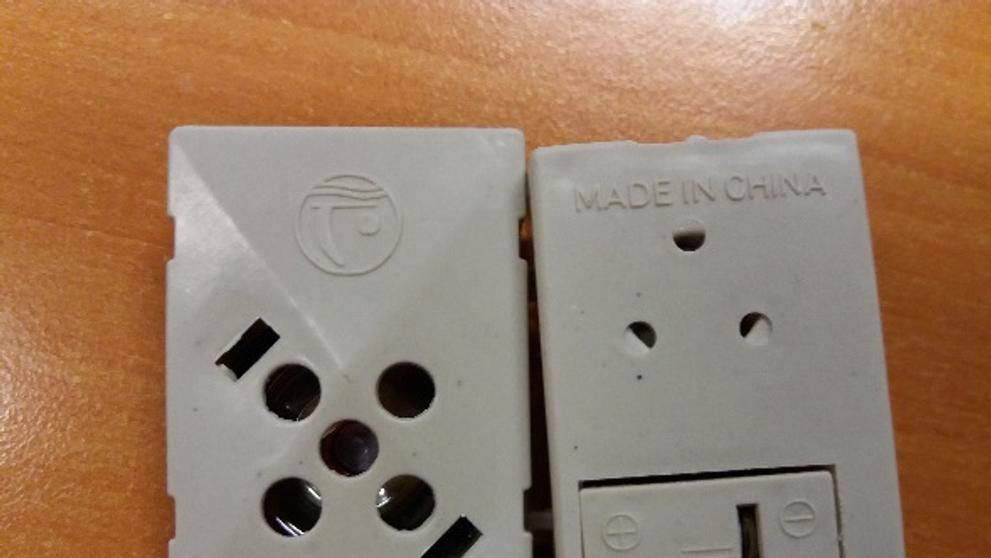 Otevřená krabička z plyšové opice se zvukovým mechanizmem a s nezajištěným prostorem pro baterie.