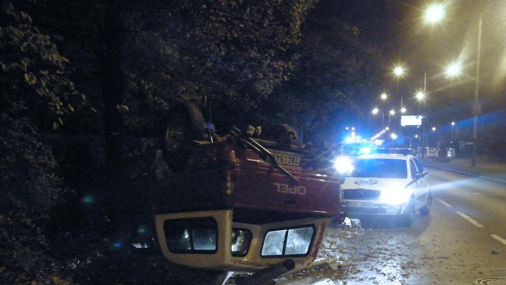 Auto na střeše v pražské Krči - 2