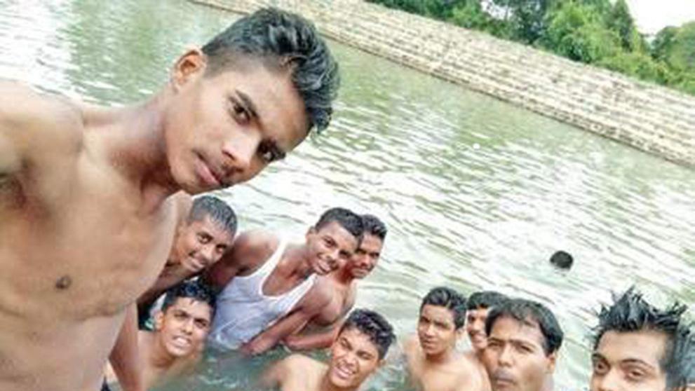 Kluci si fotili selfie, kamarád se topil v pozadí - 1