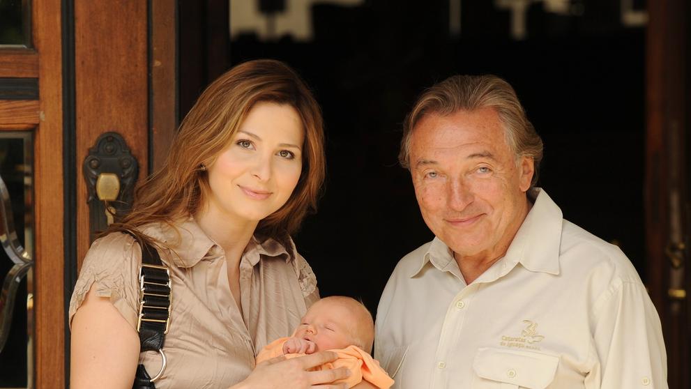 Ivana Gottová a Karel Gott s novorozenou Nelly, 2. 6. 2008
