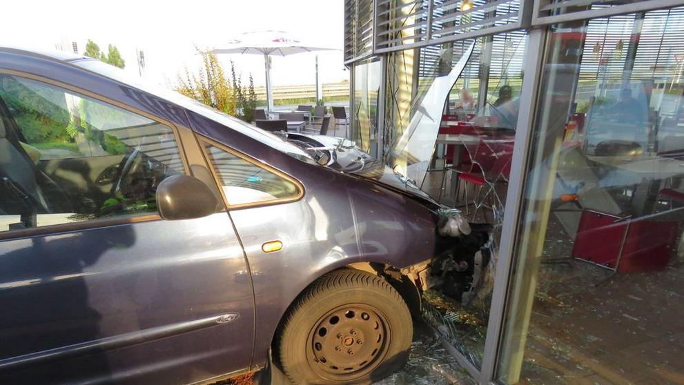 Muž nezvládl řízení a narazil do budovy čerpací stanice - 1