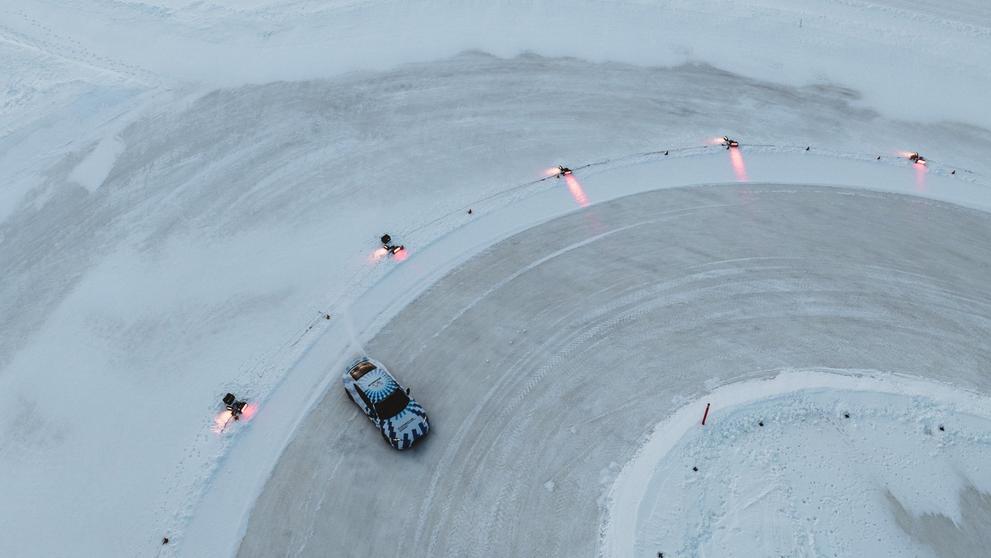 Porsche Taycan při driftu na ledové dráze