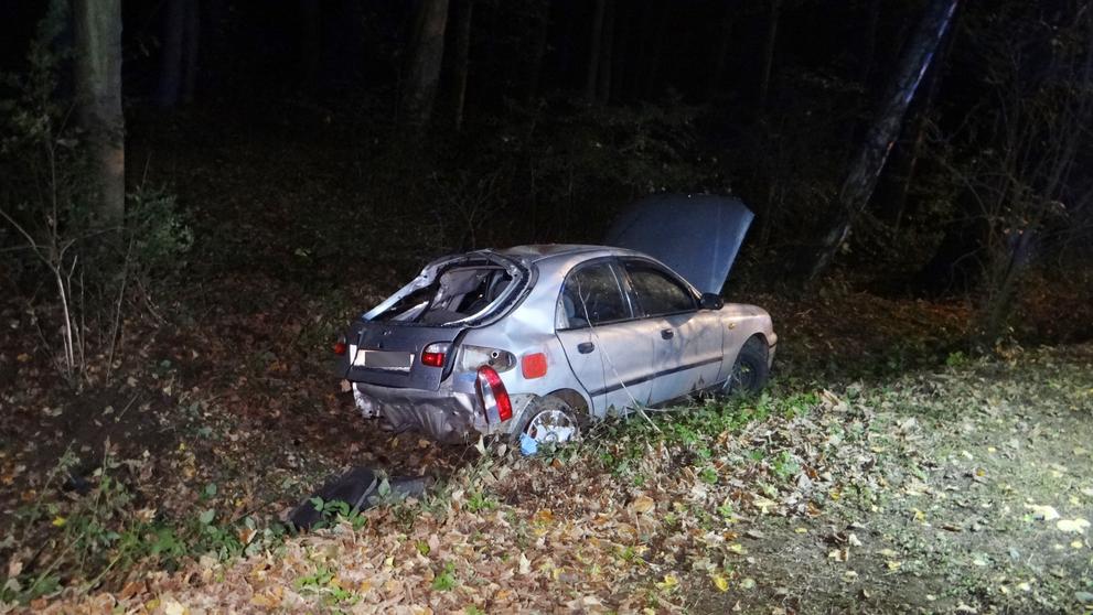 Auto skončilo v lese, oba muži leželi v bezvědomí opodál