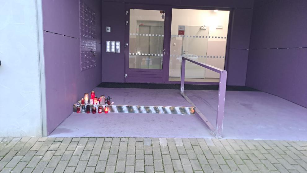 U domu zavražděné lékařky vzniklo pietní místo