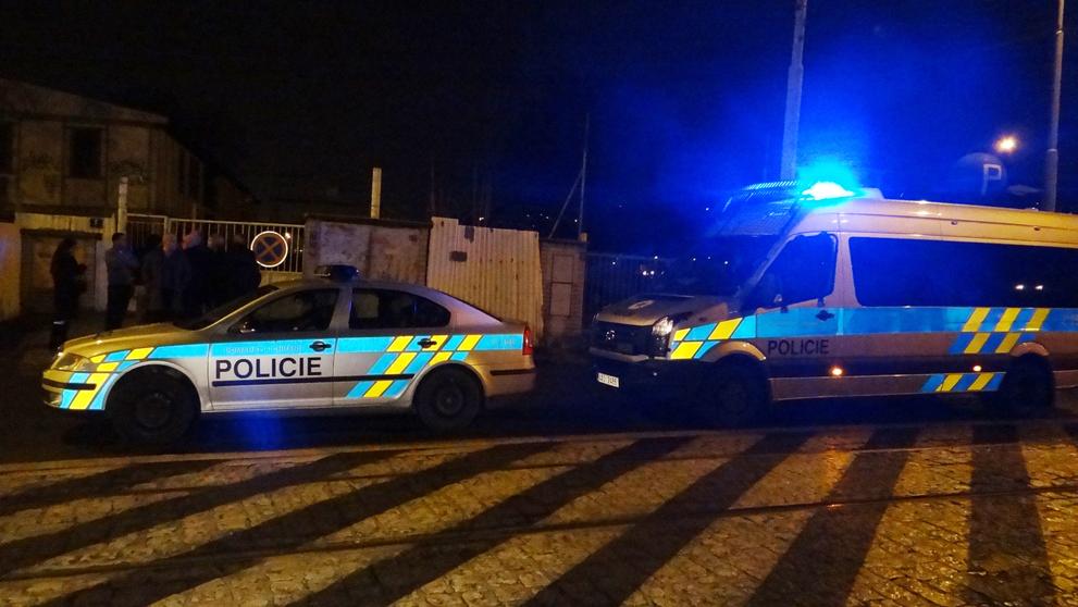 Konflikt přijelo urovnat velké množství policejních hlídek
