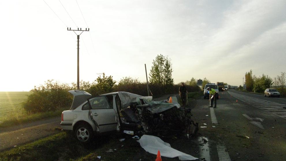 Passat se čelně srazil s kamionem u Kladna - 3