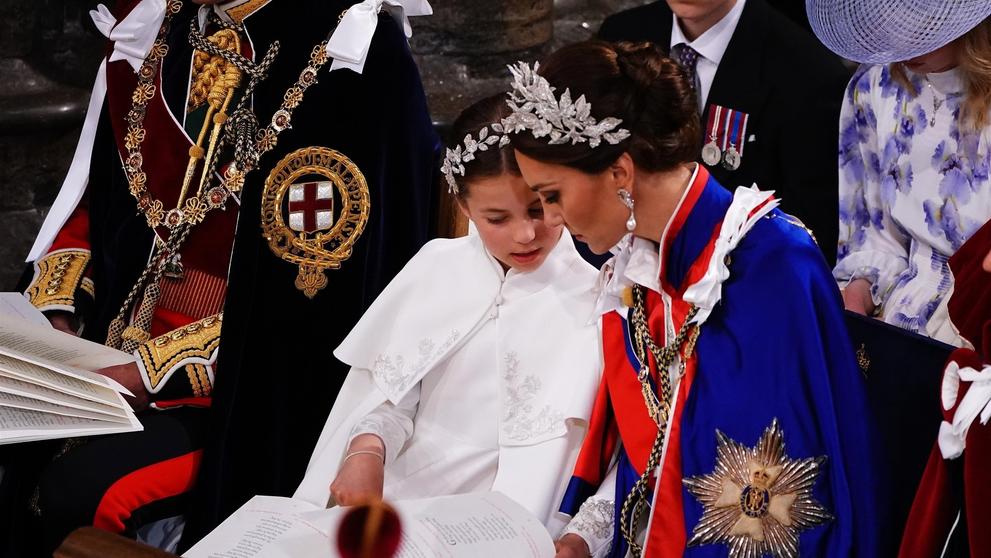 Kate a Charlotte na korunovaci krále Karla III.