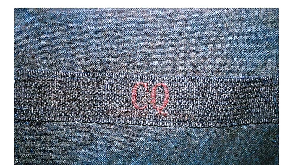 Žena v řece IJ, 17. května 2004, Nizozemsko, logo tašky, ve které byla oběť