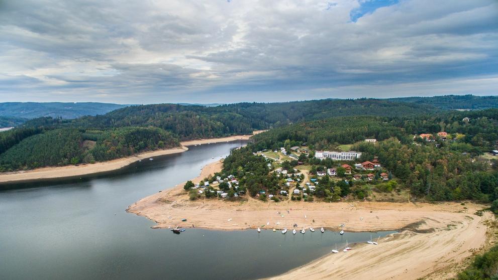 Klesající hladina Orlické přehrady