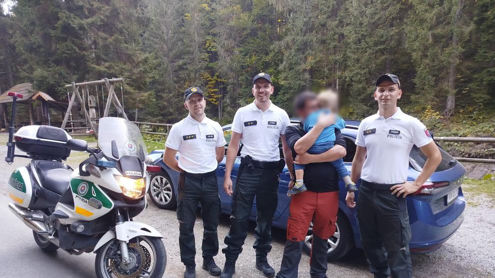 Ztraceného tříletého chlapce policisté našli a předali zpět otci