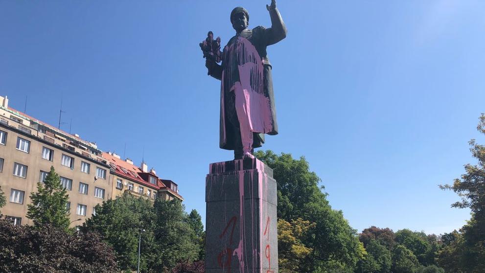 Socha maršála Koněva byla přetřena růžovou barvou