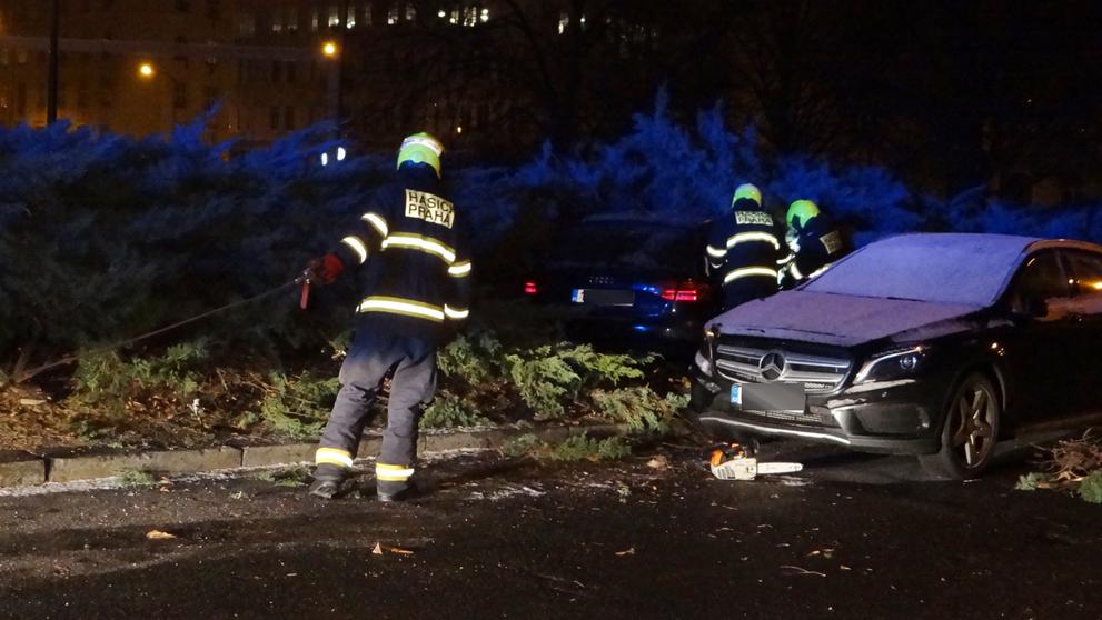 Řidič nevybral zatáčku a auto zmizelo v hustém křoví