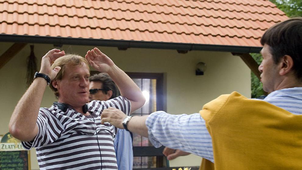 Místo v životě II - Režisér Jiří Chlumský vysvětluje Janu Hrušínskému, jak by měla následující scéna vypadat. 