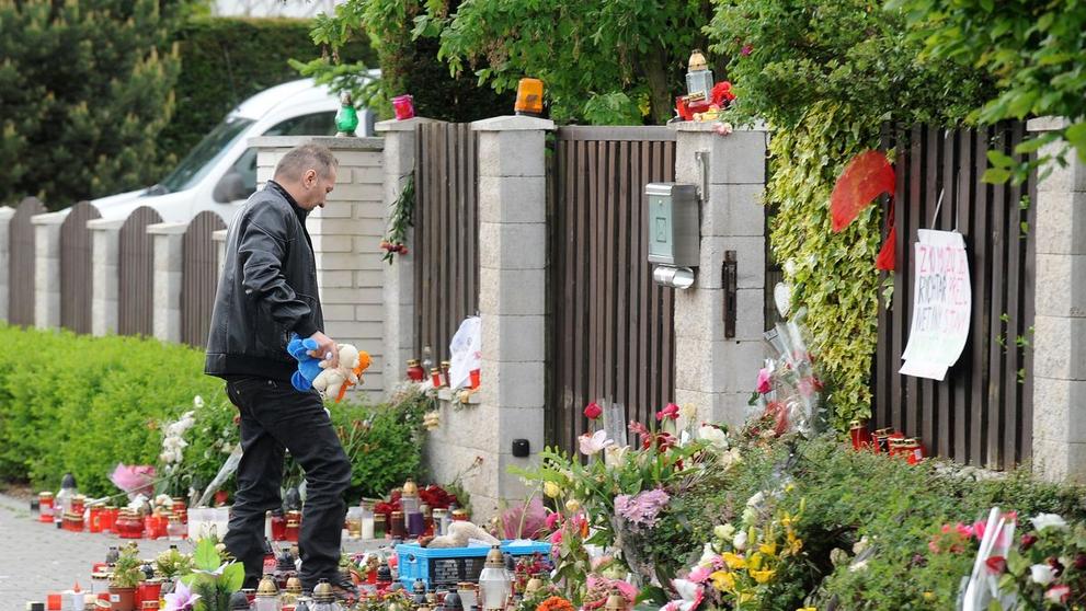 Rychtářův kamarád Standa uklízí květiny a svíčky od domu Bartošové - 3