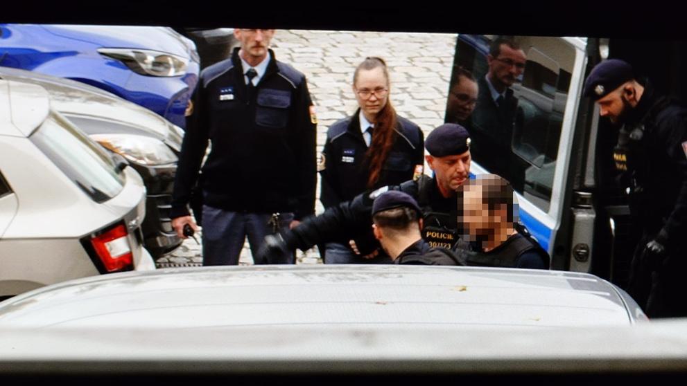 Vražda v Plzni - Muž podezřelý z vraždy je veden k soudu  (1)
