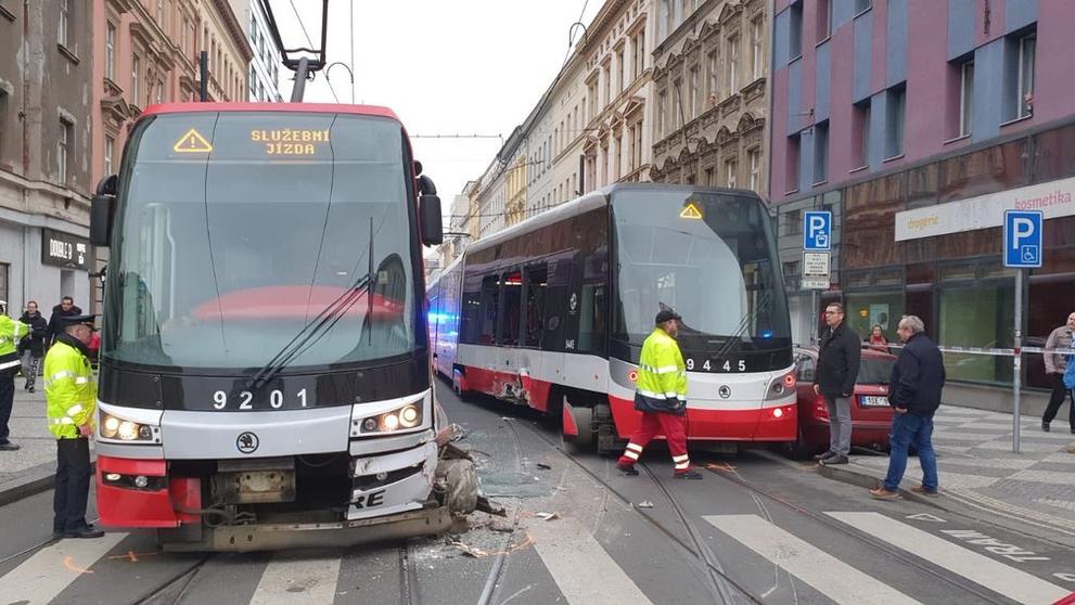 Nehoda tramvají v křižovatce ulic Bruselská a Bělehradská - 3