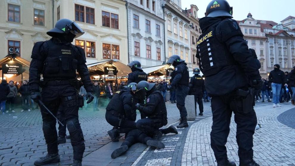 Policejní zákrok proti holandským fanouškům na Staroměstském náměstí (1)
