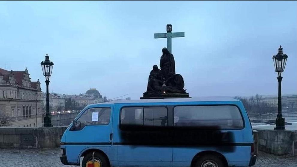 Auta na Karlově mostě - 2