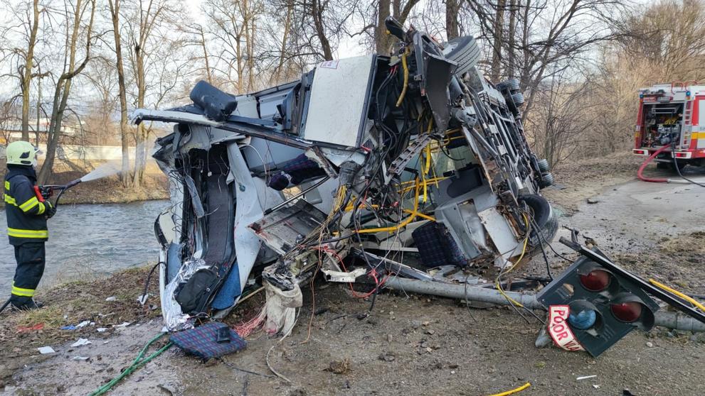 Srážka autobusu s vlakem na železničním přejezdu na Slovensku - 2