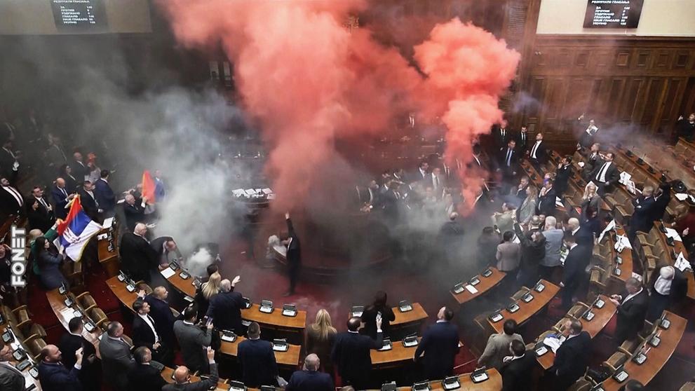 Debata srbského parlamentu se zvrhla (3)