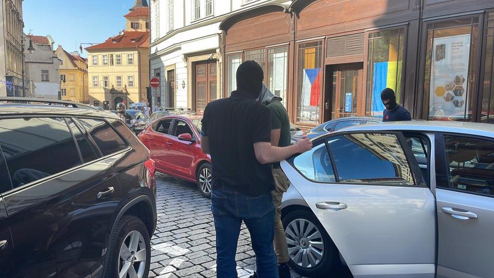 Kriminalisté přivádí zadrženého