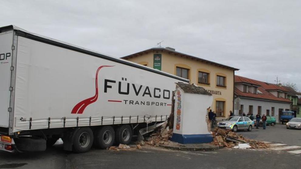 Kamion zboural kapličku ve Strážnici - 1